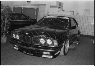 BMW-Niederlassung Adolf Werner: Ostring, Ecke Beimoorweg: Neueröffnung Anbau: Ausstellungsstück Schnitzer-BMW-Rennwagen