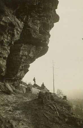 Elbsandsteingebirge. Bergsteiger unterm Felsüberhang am Großen Zschirnstein