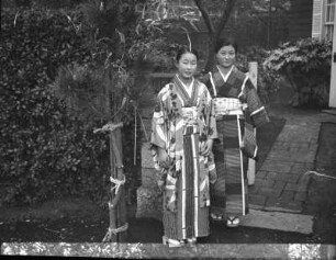 Doppelbildnis zweier junger Japanerinnen (Fuko-san und Shize-san) : Doppelbildnis zweier junger Japanerinnen (Fuko-san und Shize-san) am Eingangtor zu einem Wohnhaus (Japanisches Haus mit europäischem Anbau)