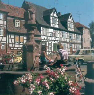 Büdingen. Marktplatz mit Brunnen