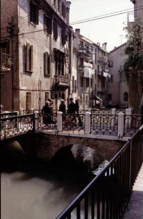 Treviso: kleine Brücke zwischen engen Häusern