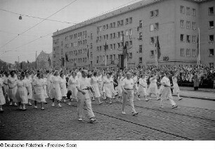 Sportler während einer Parade auf der Straße der III. Weltfestspiele (heutige Jahnallee)