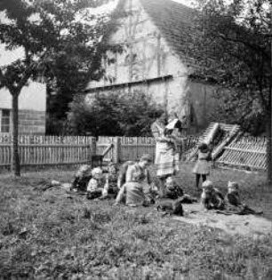 Arbeitsmaiden des Reichsarbeitsdienste bei der Kinderbetreuung