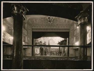Landestheater, Linz: Ansicht Zuschauerraum und Bühne mit Bühnenbild