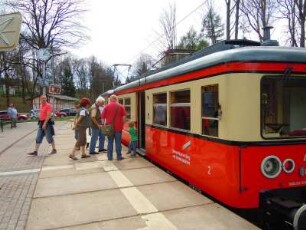Oberweissbach - elektrische Bergbahn : Ein Zug der elektrischen Bergbahn nähert sich dem Haltepunkt Oberweissbach im Thüringer Wald, aufgenommen am 29. April 2012