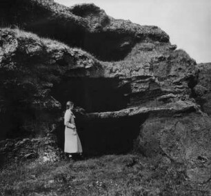 Höhle in Lavawüste, davor Lotte Ehrhardt, Island