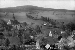Ortsansicht Steinbach mit Kirche, Friedhof und Glösenstein : re. von Kirche Hiemannlieb-Gut, darunter Dorfschmiede, ganz re. (mit Tor) ist die Ölmühle