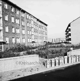 Lottbek: Wohngebäude der Kolberger Straße; Blick von der Bundesstraße 434 Hamburger Straße Richtung Norden