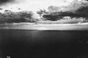 Über dem Weißen Meer : Das Weiße Meer am Polarkreis mit Wolken und der Sonne am Horizont.