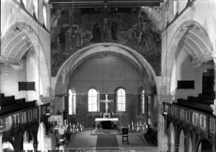 Freital-Döhlen. Lutherkirche (1881-1882, G. L. Möckel). Triumphbogen mit Wandbild "Kreuzigung Christi" (1912, P. A. Perks) und Chor