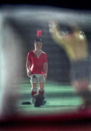 Tipp-Kick, das seit über 50 Jahren beliebte Tischfussball-Spiel.Hergestellt beim Familienbetrieb MIEG in Villingen/Schwenningen, Schwarzwald. Hier: ein Kicker mit Ball am Fuß steht vor einem Torwart