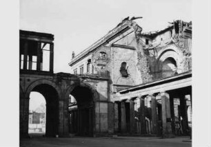 Blick auf den zerstörten Übergang und die zerstörte Fassade des Neuen Museums