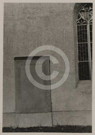 Maßwerkfenster und Epitaph am Chor der evangelischen Kirche Parchwitz