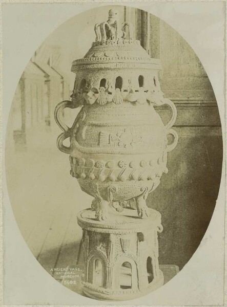 Contrefaçon : vase en terre cuite (urne) au Museo Nacional, Mexico