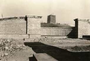 Weimar. Nationale Gedenkstätte Buchenwald auf dem Ettersberg. Blick vom mittleren Ringgrab zum Turm. Bauzustand November 1956