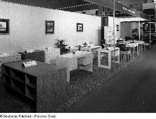 Raumaufnahme mit Ausstellungskojen des VEB Möbelkombinat Berlin (MKB). Ansicht mit Büromöbeln