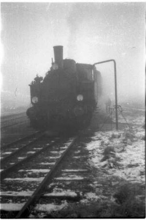 Kleinengstingen - Gammertingen, Arbeitszug, Lok 12, Wasserfassen, Wasserkran beseitigt um 1974