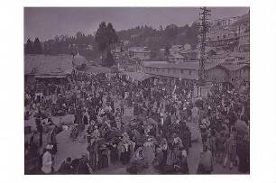 Darjeeling, Indien. Marktszene mit Straßenhändlern und Käufern