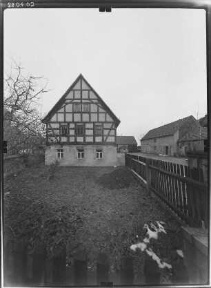 Zabeltitz-Treugeböhla (Großenhain-Zabeltitz), Hauptstraße 54. Dreiseithof (18. Jh.). Wohnhaus. Giebelfront