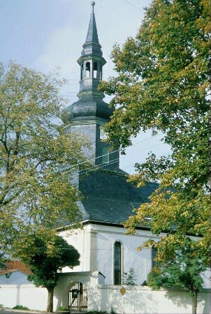 Dorfkirche mit Mauer; Tor zum Kirchhof