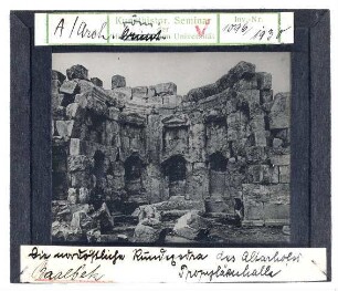 Baalbek: Nordöstl. Rundexedra des Altarhofes