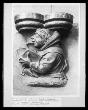 Chorgestühl, Miserikordie: Mönch, ein Buch lesend