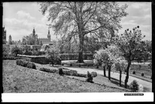 Dresden, Blick vom Neustädter Elbufer auf Katholische Hofkirche