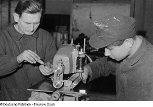 Porträts von Lehrlingen bei der Montage
