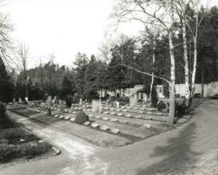 Dresden-Neustadt, Kannenhenkelweg. Nordfriedhof (Garnisonsfriedhof) (1902 angelegt). Grabanlagen vor der Denkmalsanlage für die Gefallenen des 1. Weltkrieges