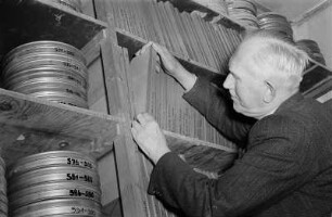 DEFA-Studio für Synchronisation in Berlin-Johannisthal. Mitarbeiter im Tonarchiv