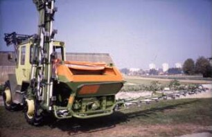 Fotografie: Gartenbautechnik-Freiland, Düngung, Auslegerstreuer
