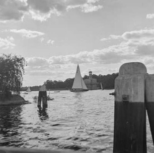 Segelboote auf der Havel, im Hintergrund die Heilandskirche von Potsdam-Sacrow