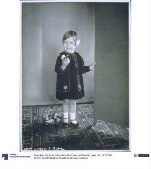 Mädchen in Kleid von Fischbein und Mendel