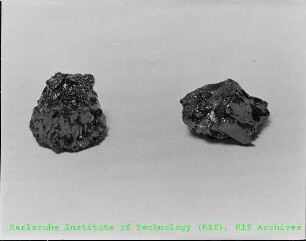 Zwei Bruchstücke einer Plutonium-Uran-Legierung der Firma Alpha Chemie und Metallurgie (ALKEM)