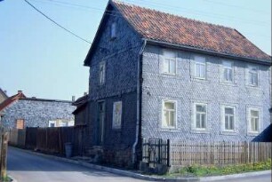 Bauernhaus mit Schieferverkleidung; Vorgarten
