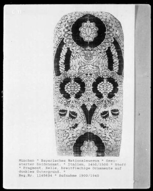 Gemusterter Seidensamt mit hellem breitflächigem Ornament auf dunklem Untergrund