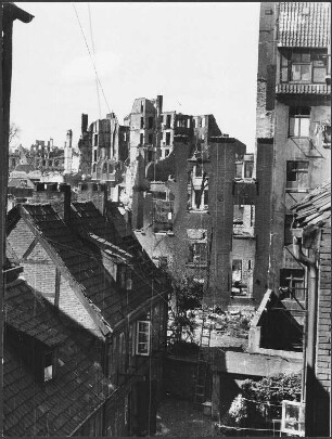nach den Angriffen in Winterhude, Ein heimliches Foto von unserer ausgebrannten Wohnung : Hamburg-Winterhude. Ein heimliches Foto von der, während der Bombardierungen im Rahmen der Operation Gomorrha ausgebrannten Wohnung des Fotografen.