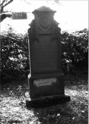 Grabstein 202 (Index: 99795968) Maße HxBxT: 172x54x17 cm Symbolik: Blüte: Grabstein 202