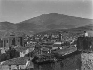 Agreda mit Moncayo : Blick über die Stadt Agreda mit drei Kirchen. Im Hintergrund der Berg Moncayo