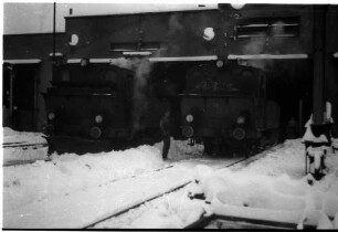 Bahnhof Gammertingen, Lok 11 und Lok 12, Lok 11 mit dem Räumschild des Schneepfluges, Maschinenmeister Wannenmacher, Schuppen 3 und 4, erbaut 1922, abgebrochen 2000
