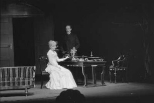 Szenenbilder aus "Um Lucretia" von J. Giraudoux. it K. Braun u. a. Schloßpark-Theater Berlin, Erstaufführung 21.04.1955
