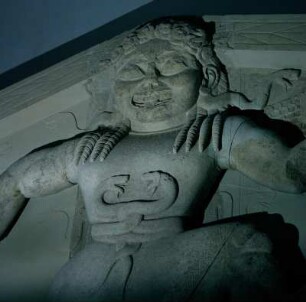 Korfu. Archäologisches Museum. Gorgo Medusa im Mittelfeld des Westgiebels vom Artemis-Tempel der Paläopolis, um 590/580 v. Chr