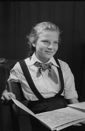 Aufnahme von Schülerinnen und Schülern einer Schule in Berlin-Köpenick in die Pionierorganisation / Verleihung der Thälmann-Pionier Halstücher
