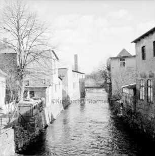 Trave: Stadtarm: Blick von der Hamburger Torbrücke Richtung Lübecker Tor und Heiliggeistviertel: hinten Fußgängerbrücke: rechts und links Gebäude