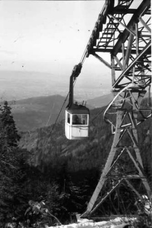 Schauinsland: Laufträger an der Bergstation mit Kabine; mit Schnee im Vordergrund