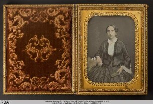 Portrait einer sitzenden Frau mit Buch