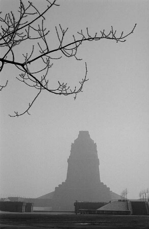Völkerschlachtdenkmal, im Vordergrund Äste
