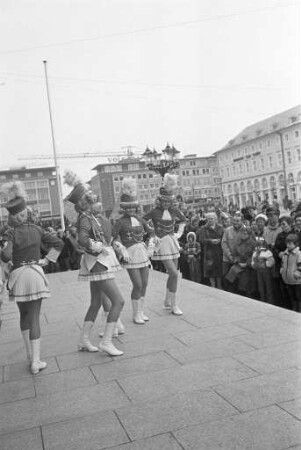 Karlsruher Carnevals Club KCC. Auftritt der Kindertanzgruppe auf dem Karlsruher Marktplatz