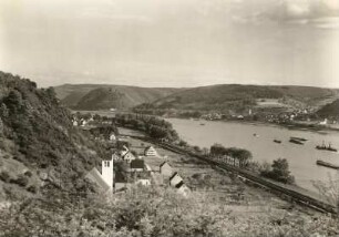 Bad Breisig (rechts) mit Burg Rheineck, Rheinisches Schiefergebirge. Blick von Bad Hönningen rheinaufwärts