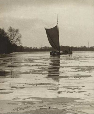 Berlin-Tegel. Winter. Ein Segelschiff auf dem teilweise zugefrorenen Tegeler See. Eisschollen treiben auf dem See